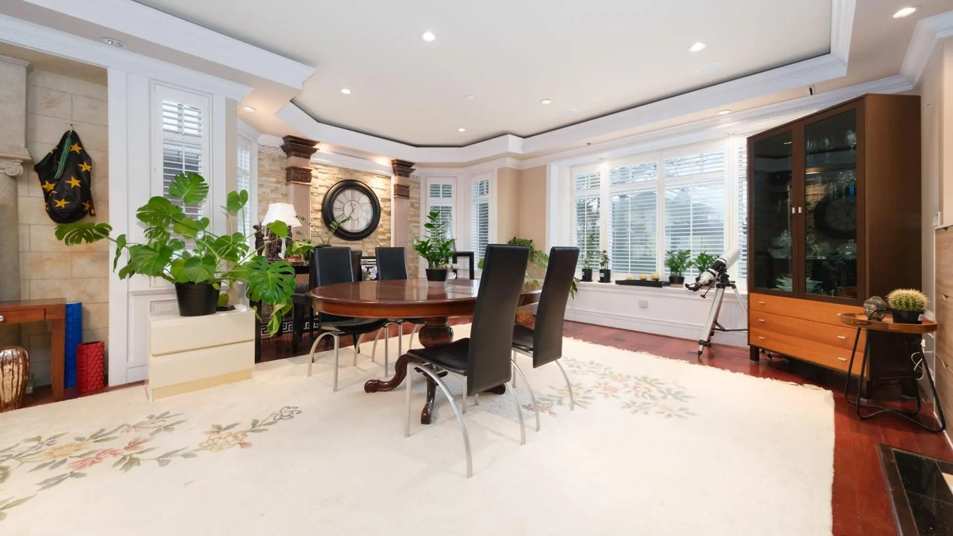 Deluxe Double Room With Private Washroom In Family Villa Vancouver Canada