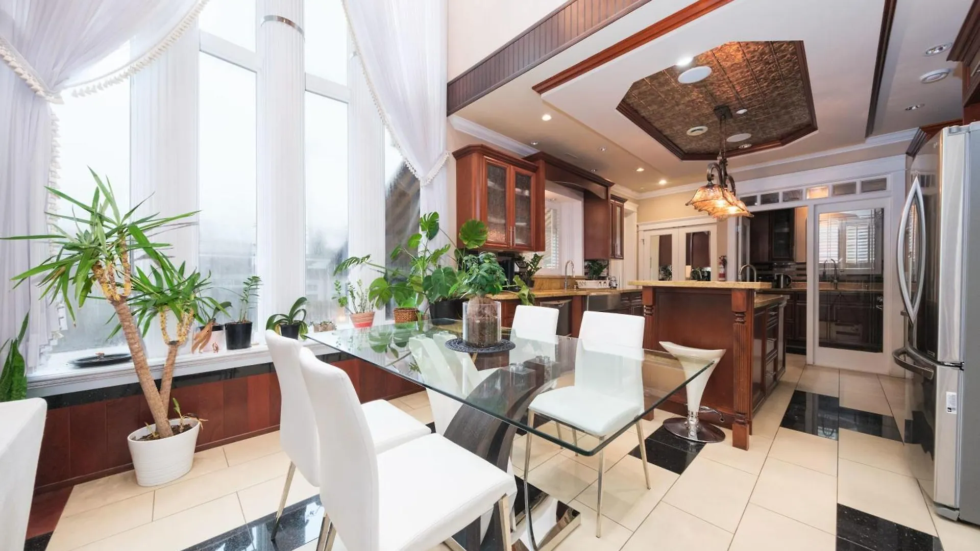 Deluxe Double Room With Private Washroom In Family Villa Vancouver Holiday home