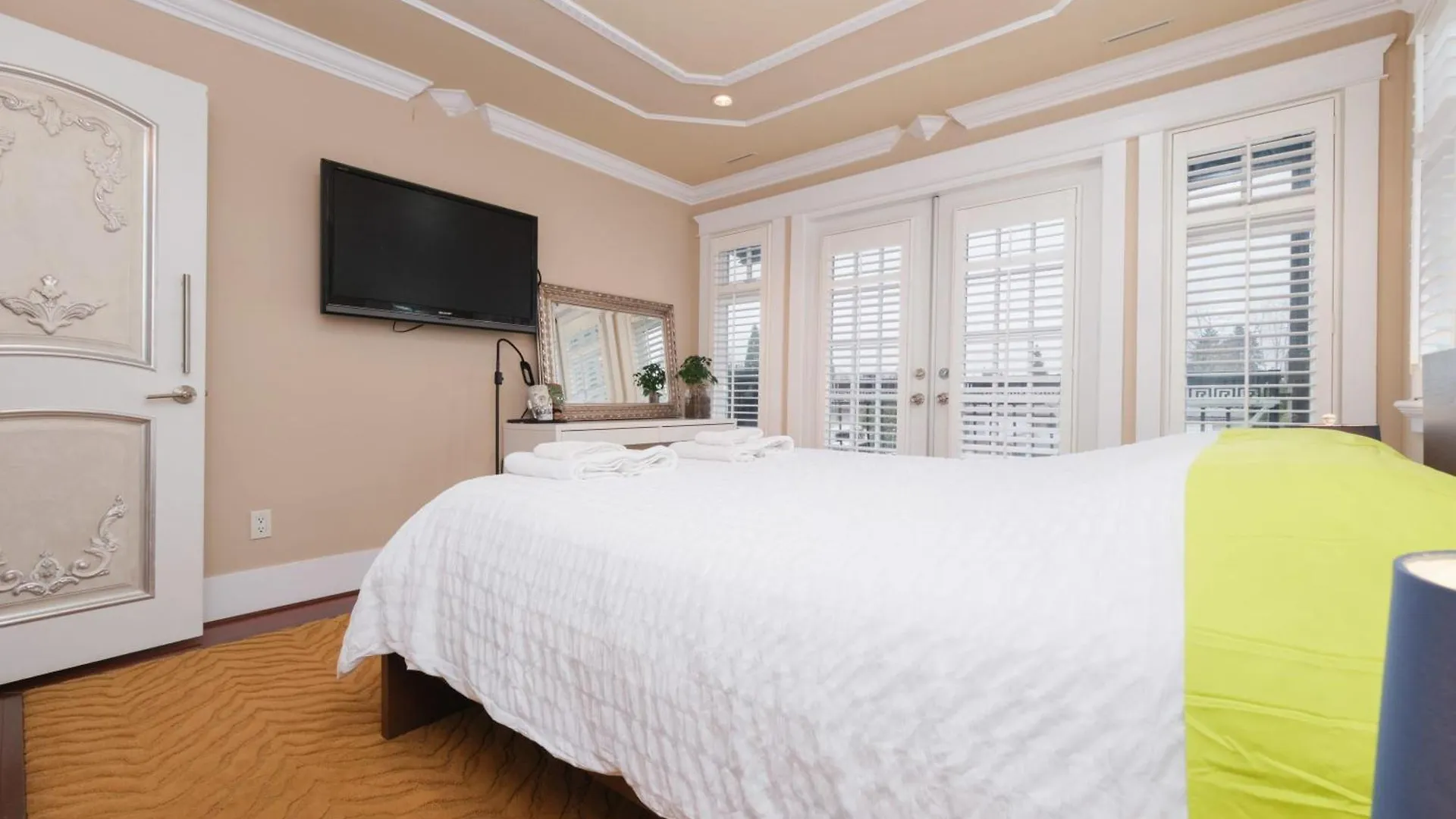 Deluxe Double Room With Private Washroom In Family Villa Vancouver Holiday home