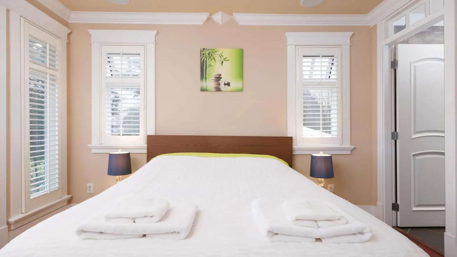 Deluxe Double Room With Private Washroom In Family Villa Vancouver
