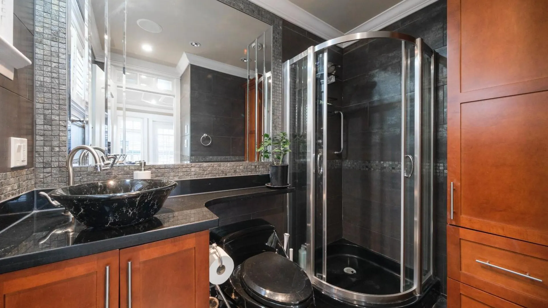 Holiday home Deluxe Double Room With Private Washroom In Family Villa Vancouver Canada